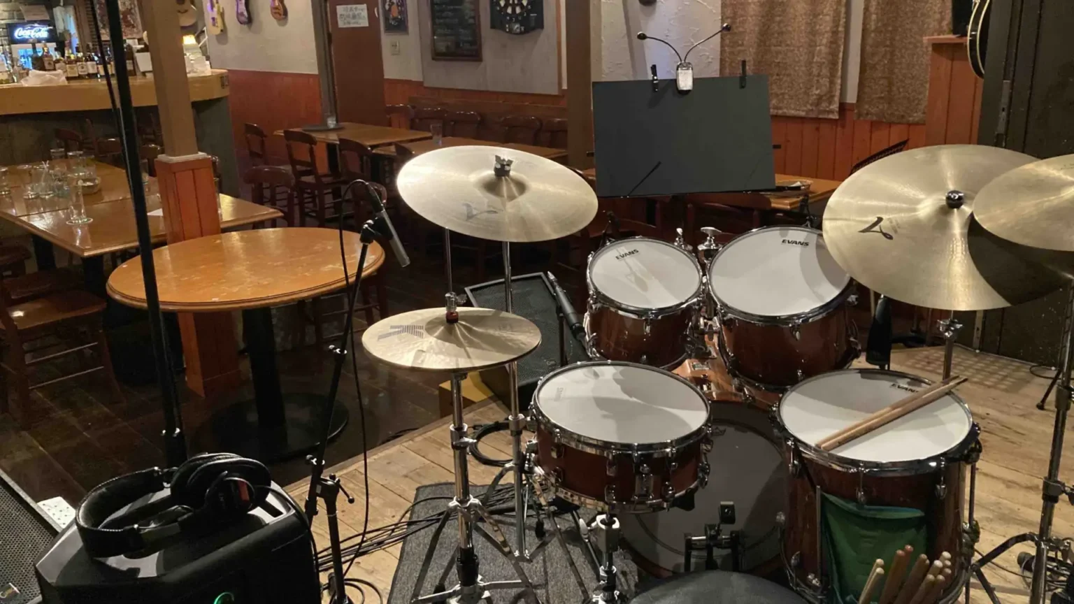 ライブ会場のドラムセット