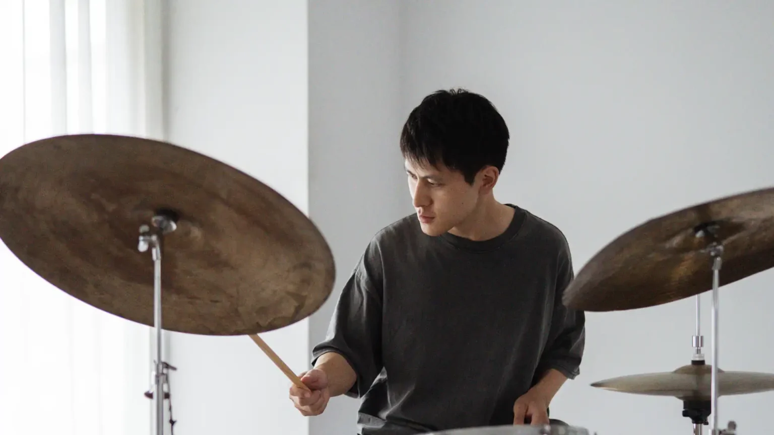 スタジオでドラムを演奏する講師・豊田一樹