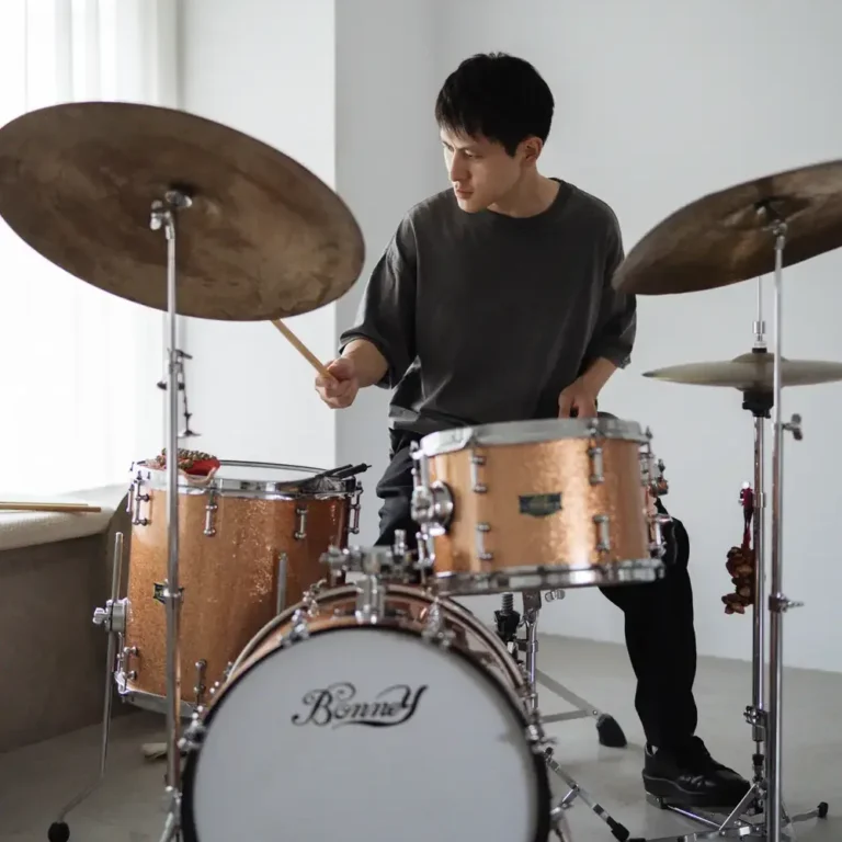 スタジオでドラムを演奏する講師・豊田一樹