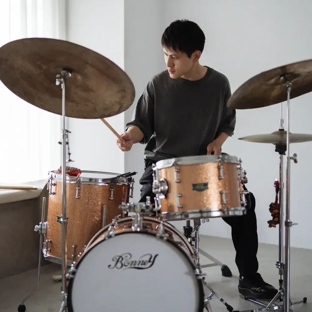 スタジオでドラムを演奏する講師・豊田一樹